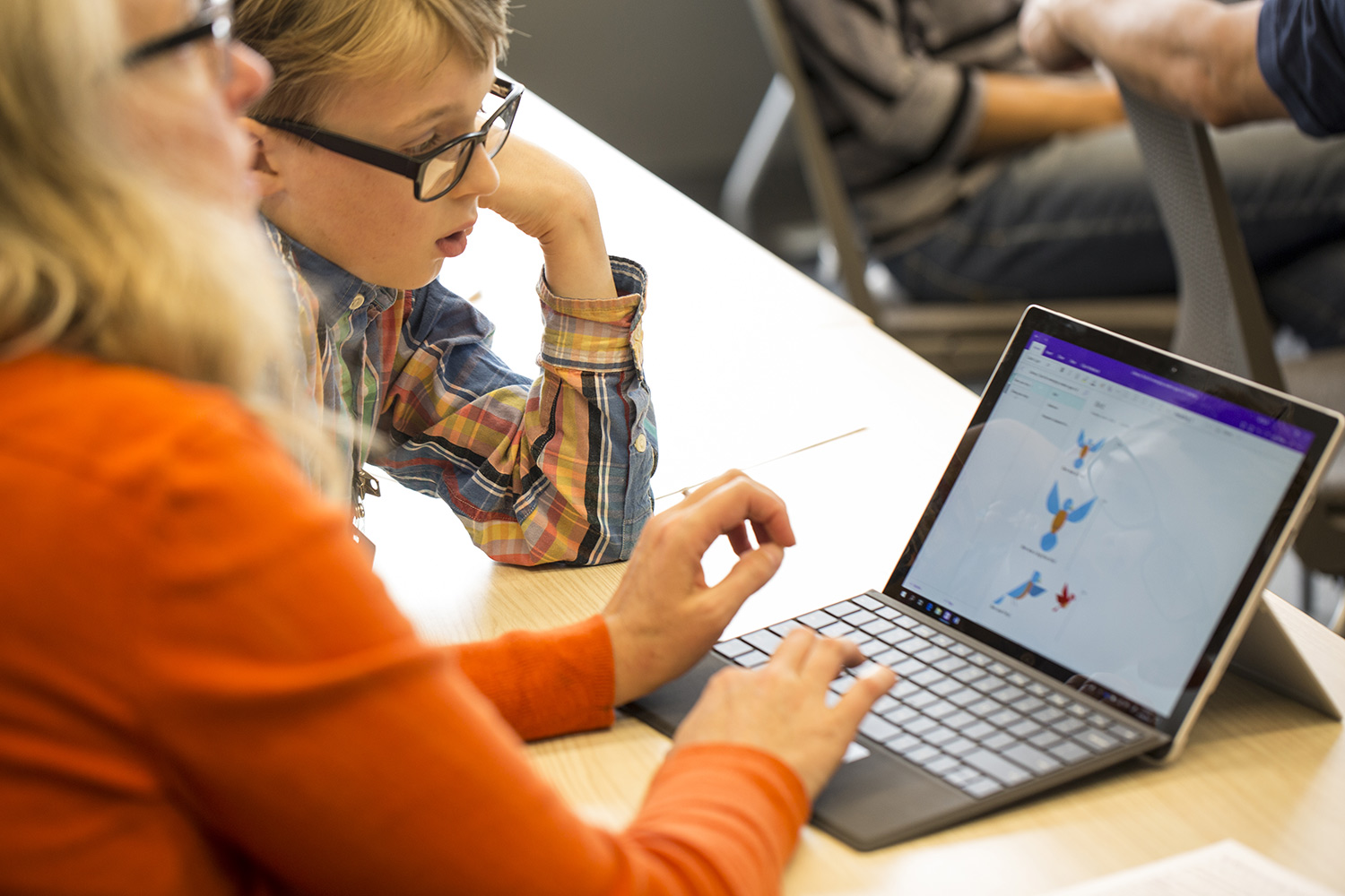5c13f1c82702e-5c13f1c827030At-Literacy-kickoff-event-teacher-illustrates-how-to-use-Learning-Tools-b1500